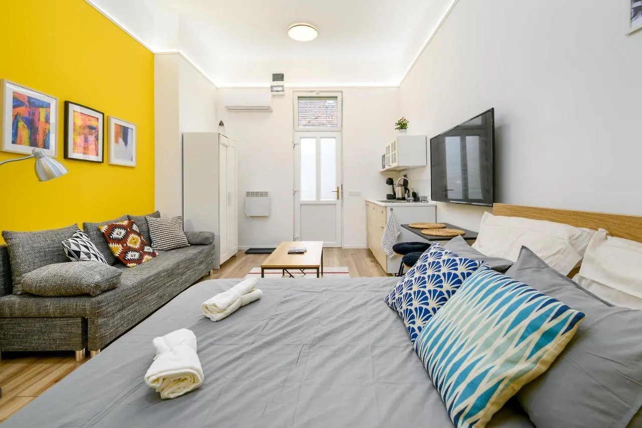 Stylish Yellow Suite In The Heart Of Budapeşte