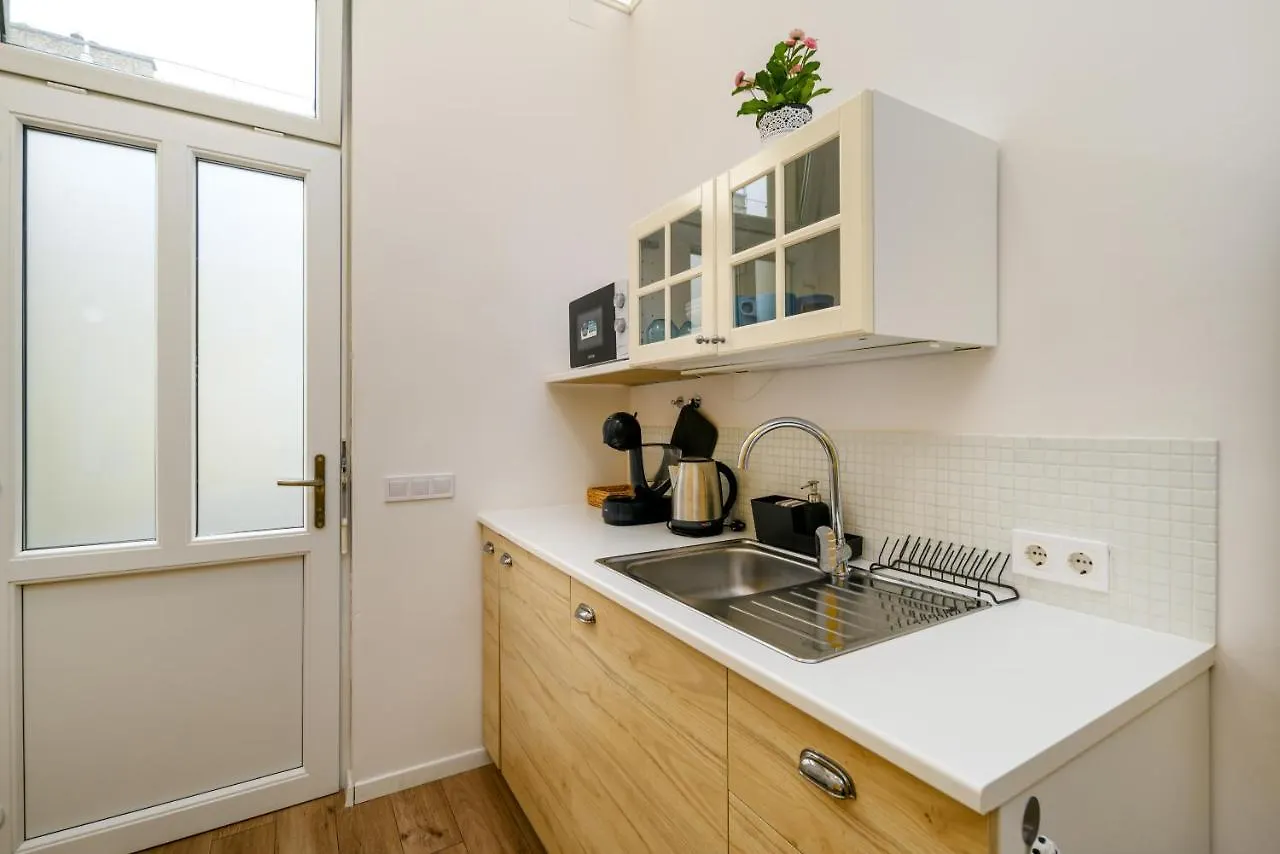 Stylish Yellow Suite In The Heart Of Budapeşte