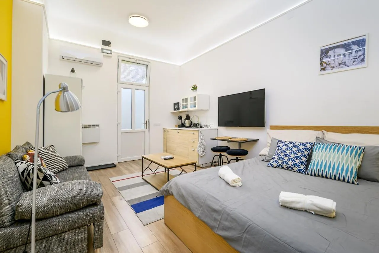 Stylish Yellow Suite In The Heart Of Budapeşte Daire
